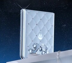 由于镶有水晶，摩托罗拉 Razr 60 施华洛世奇限量版的价格可能高于标准版。(图片来源：摩托罗拉）