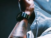 Nomad 最新的Apple Watch Ultra 表带结合了钛金属和 FKM。(图片来源：Nomad）