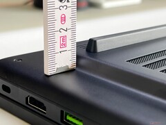 这使得表壳显得厚重。