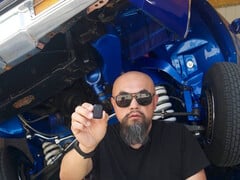 堡垒之夜》音效设计师 Watson Wu 使用 Zoom Instamic Pro Plus C 录音笔录制游戏中的车辆音效。(图片来源:Zoom)