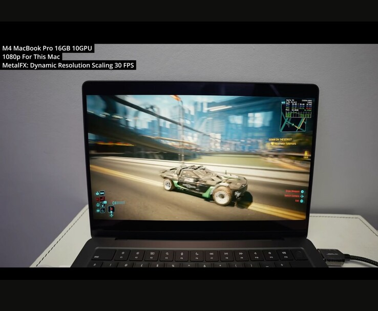 赛博朋克 2077》使用 MetalFX 动态分辨率缩放技术在 1080p 下运行于 M4 MacBook Pro（16GB、10 核 GPU）。经 Andrew Tsai 测试，该游戏在此配置下可保持稳定的 30 FPS。(图片来源：Andrew Tsai / YouTube）