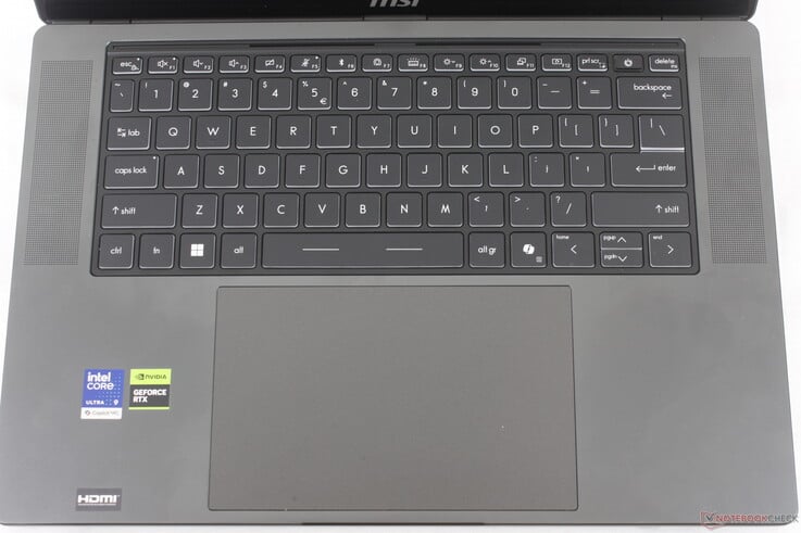 Clickpad 的尺寸显著增大,从 2023 款 Stealth 16 上的 13.1 x 8.2 cm 增至这一最新版本上的 16.1 x 10 cm。