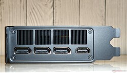 端口3x DisplayPort 2.1b 输出，1x HDMI 2.1b 输出