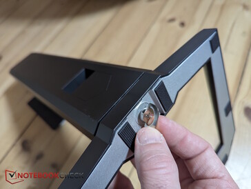 使用内置拇指螺钉固定