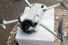 大疆 Mini 4 Pro 再次在野外被发现。(图片来源：@quadro_news）