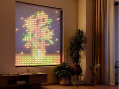 橱窗上显示的 Govee Curtain Lights Pro（图片来源：Govee PR）