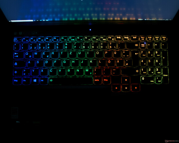 RGB照明的键盘。颜色与实际设置不一致