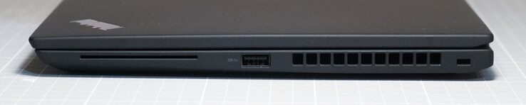 右侧。智能卡阅读器；USB Type-A 3.2 Gen 1；Kensington锁插槽