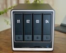 Ugreen NASync DXP4800 GT 采用全新的黑色和金色机箱