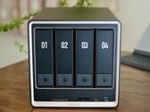 Ugreen NASync DXP4800 GT 采用全新的黑色和金色机箱