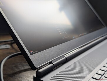 没有边缘到边缘玻璃、OLED 或触摸屏可供选择。标配 G-Sync