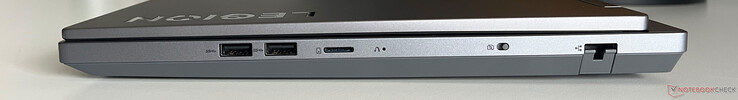 右：2 个 USB-A 3.2 Gen 1（5 Gbit/s）、microSD 读卡器、网络摄像头 eShutter、千兆以太网