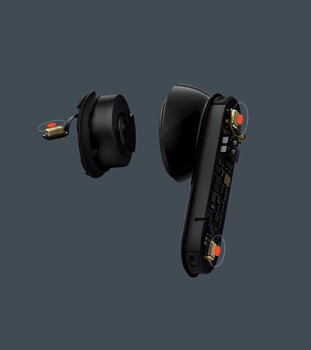每个耳塞有 3 个麦克风，用于降噪和通话（图片来源：CMF）