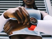 CMF Watch 3 Pro 采用醒目的圆形设计，可选配橙色表带。(图片来源：Nothing）