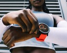 CMF Watch 3 Pro 采用醒目的圆形设计，可选配橙色表带。(图片来源：Nothing）