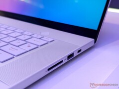 华硕 ROG Zephyrus G16 输入/输出（图片来自 Notebookcheck）