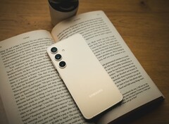 三星Galaxy S24 系列起价 799.99 美元。(来源：Dhruv Vishwakarma on Unsplash）