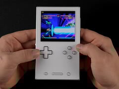 Ayaneo Pocket Vert 采用 Game Boy 布局，配备四个按键、双触摸板、肩部按键、格斗游戏级别的 D-Pad 和强大的内核。(图片来源：ETA PRIME）