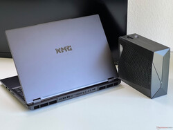 配备 Oasis 水冷系统的 XMG Neo 16 E25。(图片来源：Notebookcheck）
