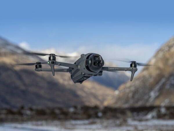 大疆创新 Mavic 4 Pro 与上一代产品一样拥有三摄像头。(图片来源：大疆创新）
