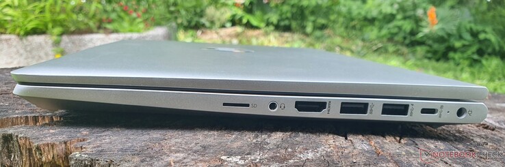 右边：µSD，3.5毫米音频插孔，HDMI 1.4b，USB-A 3.2 Gen 1（5 Gb/s），USB-C 10 Gb/s与Power Delivery和DisplayPort 1.4，电源