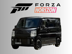 2020 铃木 Every PZ Turbo Special Kei 赛车在 Forza Horizon 徽标下（图片来源：AR12Gaming YouTube，Xbox Wire 经编辑）