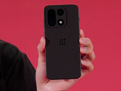 OnePlus 15（如图）是本次大会上展示的众多旗舰手机之一（图片来源：高通公司）