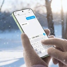 OnePlus Ace 6T 的显示屏专为戴手套操作而设计。(图片来源：OnePlus）