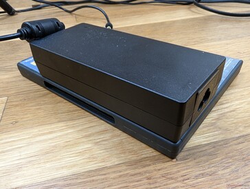 相对于小型的迷你电脑，120W的交流适配器很大（14.5 x 6.4 x 3厘米）。