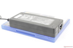 可通过随附的交流适配器或大多数其他 USB-C 适配器充电