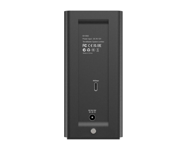 D4 具有 USB Type-C 接口和电源接口（图片来源：TerraMaster）