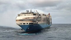 Felicity Ace上燃烧的电动车电池无法被扑灭(图片:WSJ)