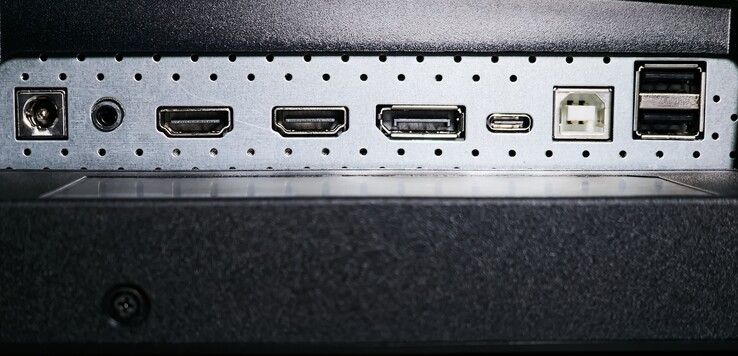 从左至右直流输入、耳机输出、2 个 HDMI 2.0b 输入、1 个 DisplayPort 1.4a 输入、USB Type-C（带 DisplayPort Alt 模式和 65 W 电量传输）、USB 2.0 Type-B 上游、2 个 USB 2.0 Type-A