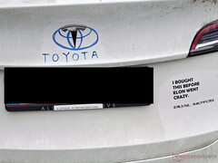 贴有反埃隆贴纸的特斯拉 Model Y。(图片来源：Notebookcheck）