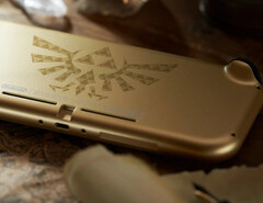 Switch Lite Hyrule Edition 的背面是一个希里安纹章。(图片来源：任天堂）