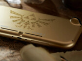 Switch Lite Hyrule Edition 的背面是一个希里安纹章。(图片来源：任天堂）