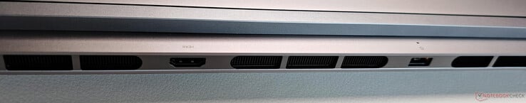 后部:HDMI 2.1、电源