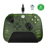 用于 Xbox 的 8BitDo Ultimate 3 模式控制器可通过 USB 电缆连接到 Xbox 游戏机。(图片来源：8BitDo）