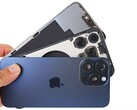 Apple iPhone 15 Pro 的电池续航时间据称比最初宣传的要长。(图片：iFixit）