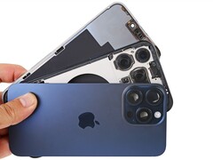 Apple iPhone 15 Pro 的电池续航时间据称比最初宣传的要长。(图片：iFixit）