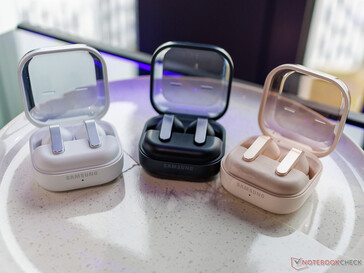 黑色和白色哑光配色，以及独家粉色配色