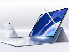 MagicPad 3 Pro 12.3 在中国的起价约为 586 美元。图为配有触控笔和对开键盘保护套的平板电脑。