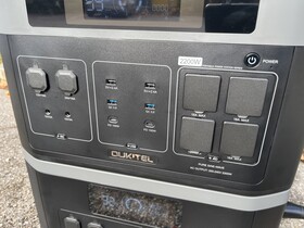 Oukitel BP2000 电源箱提供大量连接选项。