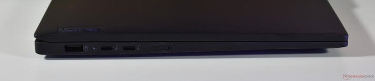 左侧USB-A 3.2 Gen 1、2 倍速雷电 4、nanoSIM 卡