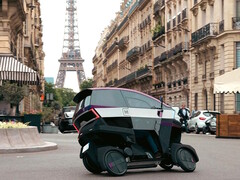 Vivatech 2025 期间，ÆMotion 在巴黎街头展示了其创新的四轮微型电动车。(图片来源：ÆMotion）