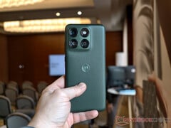 Edge 70 Plus 搭载骁龙 7s Gen 3 处理器。图为该手机的“Mountain View”配色版本。