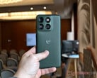 Edge 70 Plus 搭载骁龙 7s Gen 3 处理器。图为该手机的“Mountain View”配色版本。