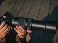 LUMIX S 100-500mm f5-7.1（如图）是松下所有 L 卡口镜头中变焦范围最长的。(图片来源：松下）