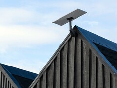 安装在屋顶上的 Starlink 标准碟形套件。