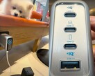 Anker Zolo 140W 墙式充电器底部有 3 个 USB-C 端口和第 4 个 USB-A 端口。(图片来源：Xiao Li TV via YouTube）